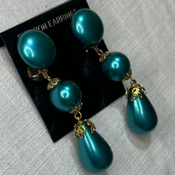 Vintage Teal Clip-on Earrings - Picture 10 of 10